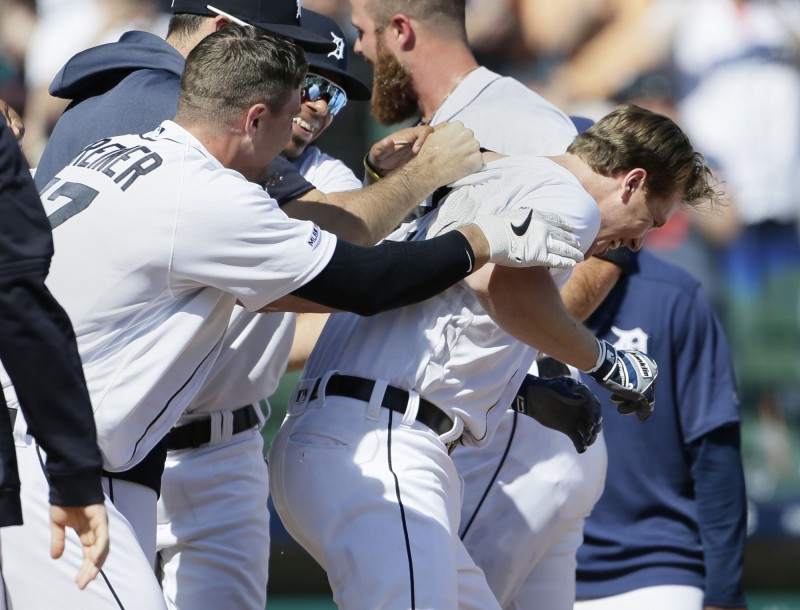 狄克森敲再見轟與隊友慶祝。（法新社）