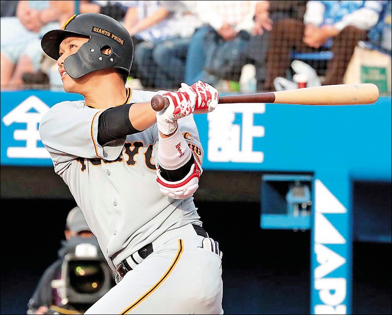 巨人坂本勇人昨轟出雙響砲，擊潰天敵橫濱DeNA投手東克樹。（取自讀賣巨人推特）