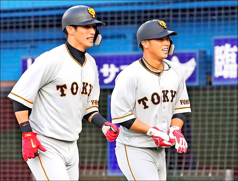 陽岱鋼（左）昨打出1分打點二壘打，巨人大勝橫濱DeNA。（取自讀賣巨人臉書）
