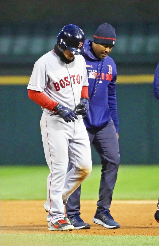 盜壘受傷的林子偉（左），經確認是左膝內側副韌帶扭傷和骨挫傷。（資料照，法新社）