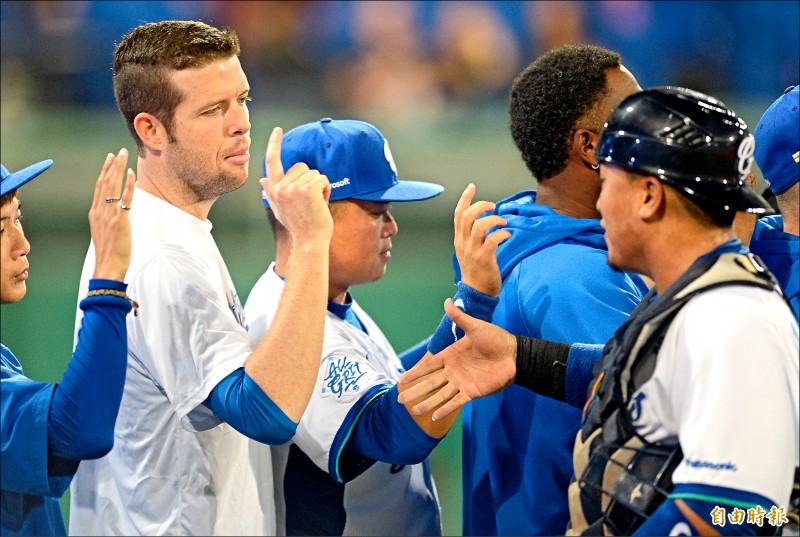 羅力（左2）封鎖兄弟打線，個人同時完成生涯千局投球紀錄。（記者林正堃攝）