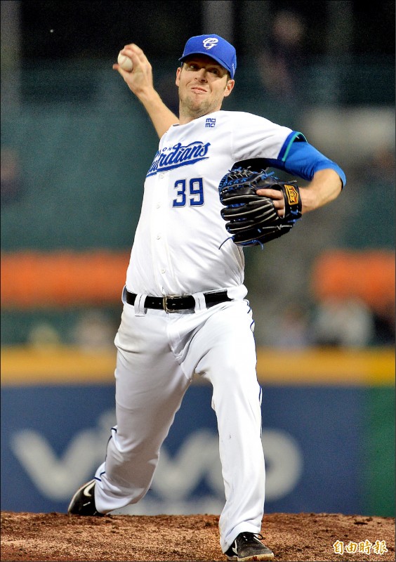 悍將洋投羅力7局送出7次三振、失1分，拿下勝投奪單場ＭＶＰ。（記者林正堃攝）