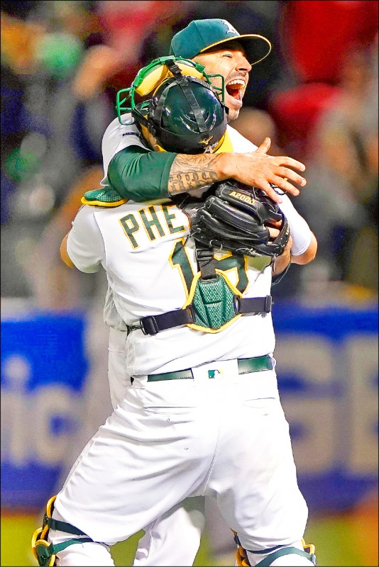 運動家投手費爾斯（後）投出生涯第2場無安打比賽，賽後與捕手擁抱。（今日美國）