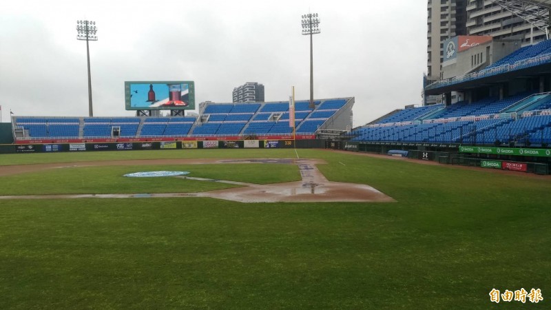 今晚的Lamigo桃猿、統一獅之戰，因雨積水延賽。（記者吳清正攝）