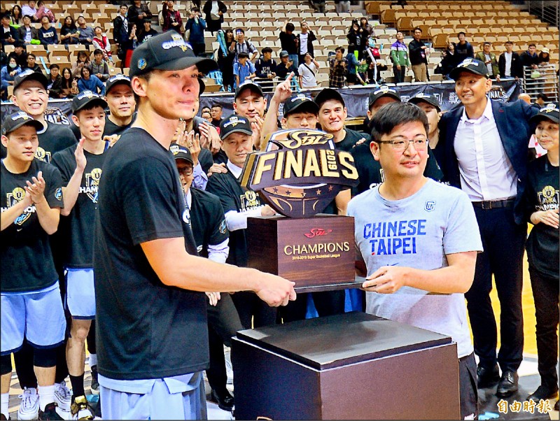 蔡文誠（左）笑擁生涯第5座SBL冠軍盃。（記者王藝菘攝）