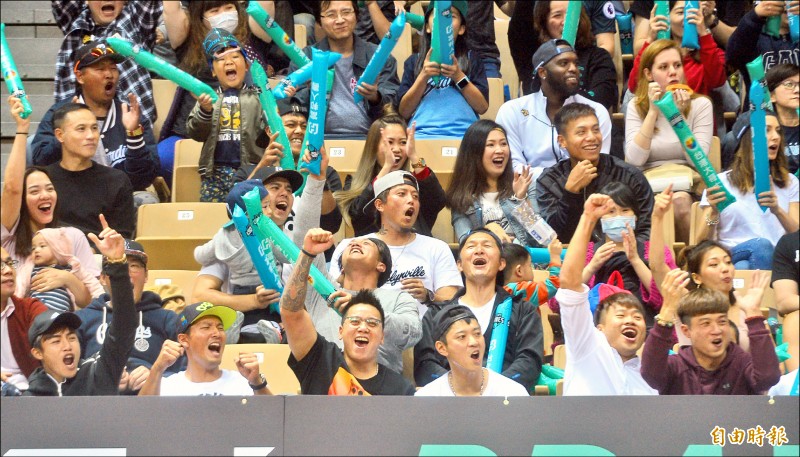 富邦悍將棒球隊利用休兵日，到場為集團籃球隊勇士加油。（記者王藝菘攝）
