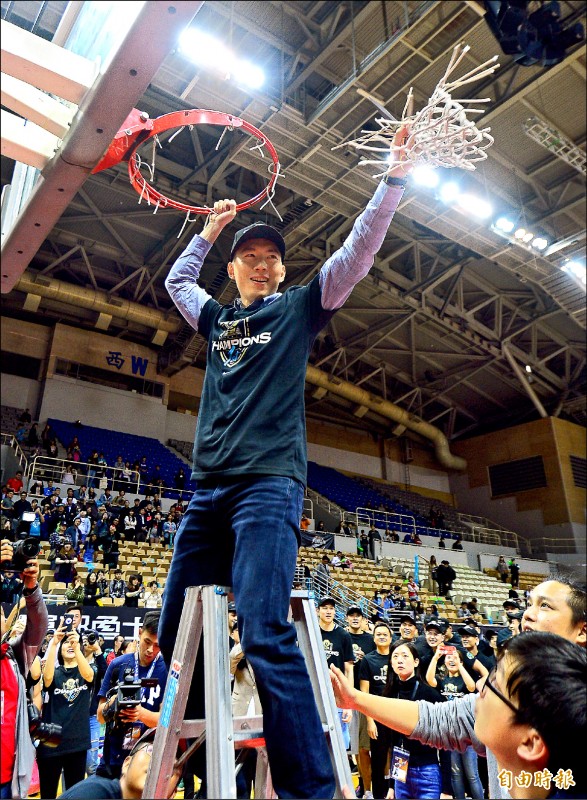 富邦領隊蔡承儒剪下冠軍籃網。（記者王藝菘攝）