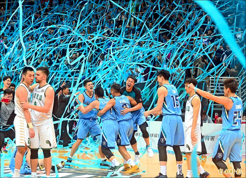 SBL本季例行賽龍頭勇士在總冠軍賽橫掃台啤，奪得隊史首冠，新莊體育館也拋下藍色封王彩帶。（記者王藝菘攝）