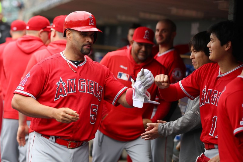 大谷翔平向普侯斯致意。（法新社）