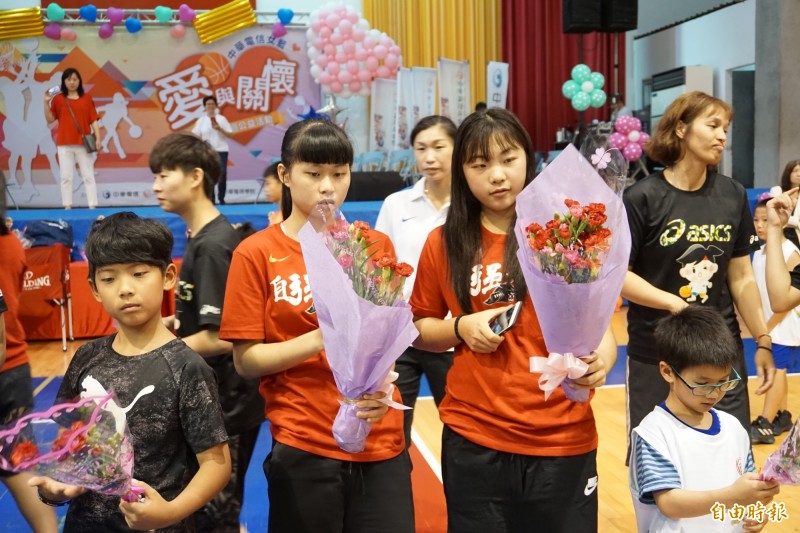 李吟娸（右）助南山高中奪HBL女甲冠軍，以傑出校友身份重回母校大倫國中，準備獻花給母親。（記者林岳甫攝）