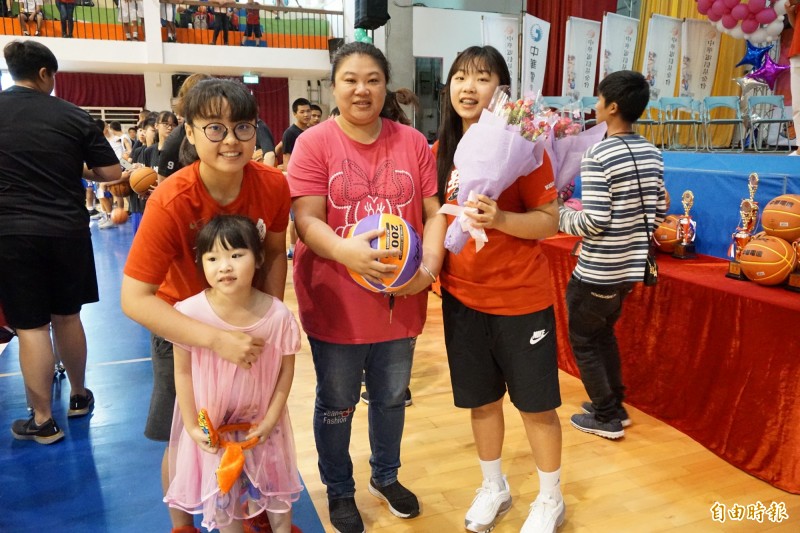 李吟娸（右）與妹妹李盈潔（左）都是大倫國中傑出校友，兩人都十分感謝媽媽（中）多年的支持及照顧。（記者林岳甫攝）