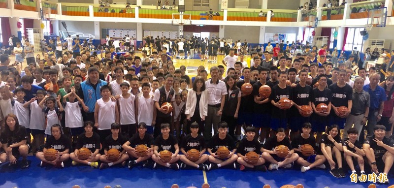 連9年舉辦的中華電信女籃公益盃三對三鬥牛賽，這回前進國內籃球人才搖籃苗栗，吸引184支隊伍前來鬥牛。（記者林岳甫攝）
