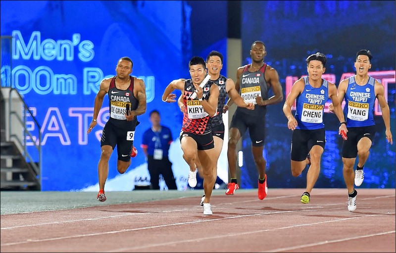 台灣隊楊俊瀚(右一)與鄭博宇(右二)接傳順暢,最終跑出賽季最佳38秒89。(法新社) 台灣隊楊俊瀚(右一)與鄭博宇(右二)接傳順暢,最終跑出賽季最佳38秒89。(法新社)
