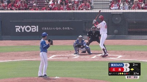 日本網友認為捕手當時手套擺在低角度。（取自推特）