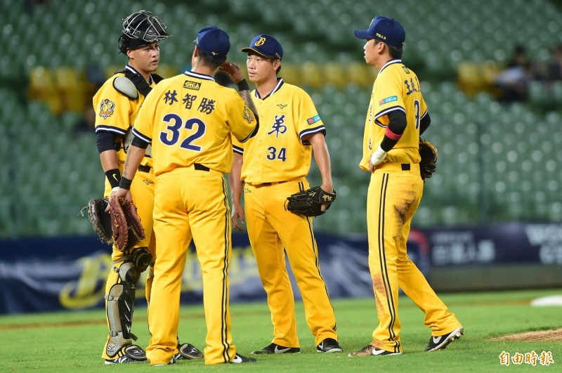 兄弟昨發生要命失誤，把勝利拱手讓人。（記者廖耀東攝）