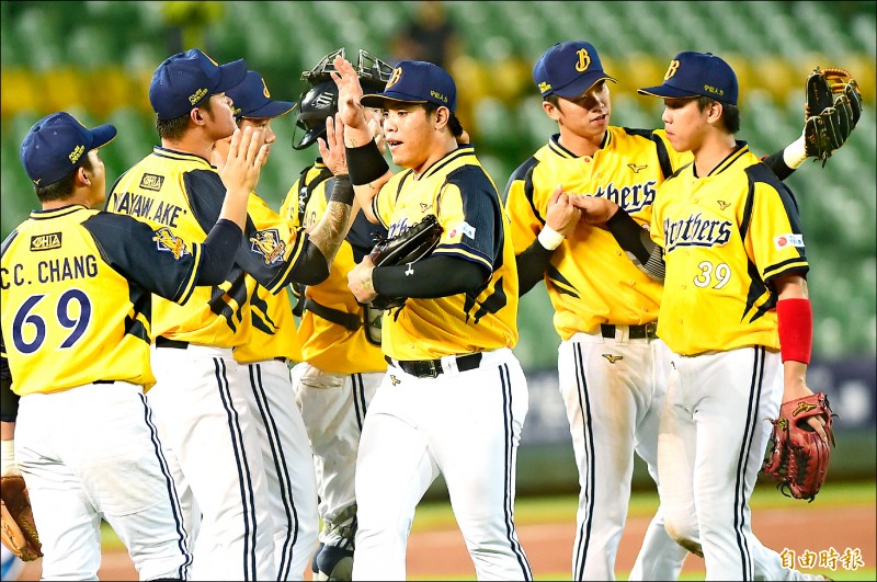兄弟中止7連敗，今有機會挑戰率先達陣20勝。右一為敲出本季第10轟的詹子賢。（記者廖耀東攝）