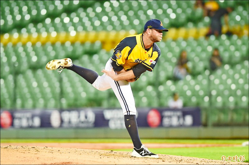 兄弟艾迪頓投6.1局、113球繳出優質先發，獲選單場MVP。（記者廖耀東攝）