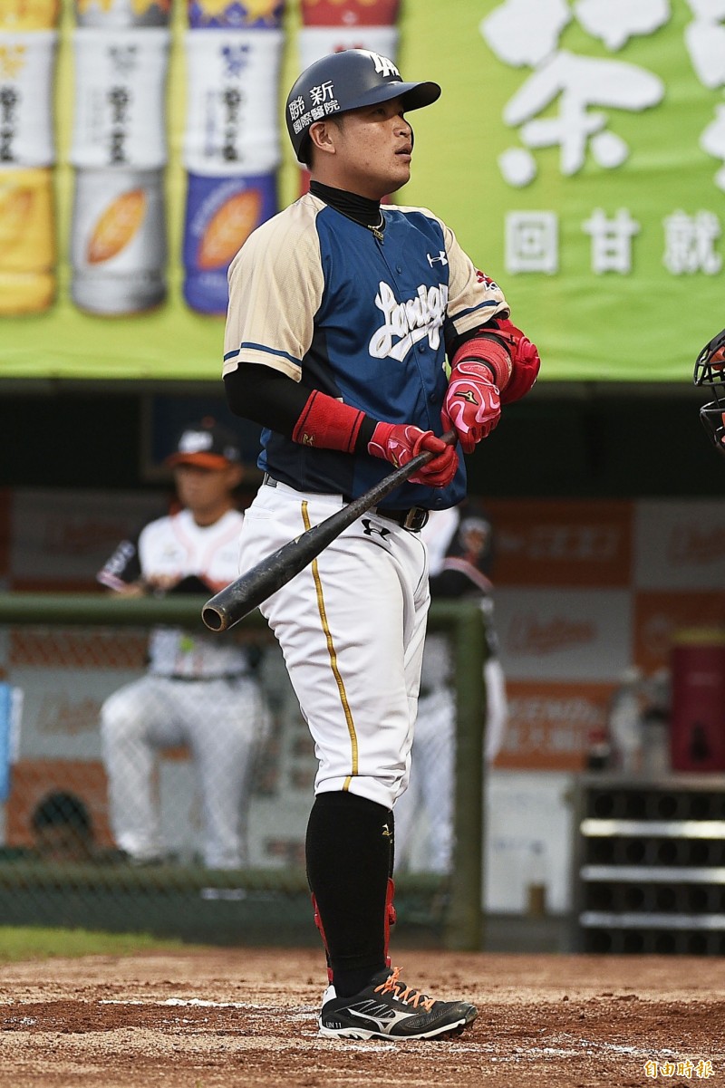 林泓育遭到觸身球保送。（記者陳志曲攝）
