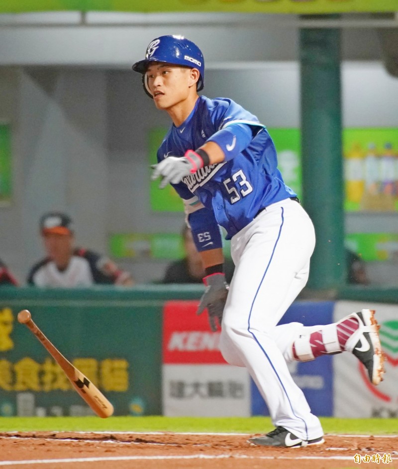 富邦悍將王正棠在３局上擊出三壘反彈球，利用野選上一壘，並為富邦悍將打下第１分。（記者黃志源攝）