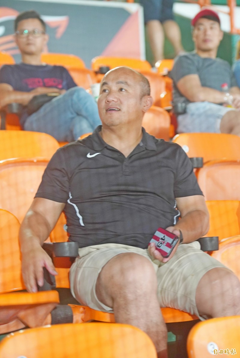 將出任味全龍打擊教練張泰山出現在觀眾席。（記者黃志源攝）
