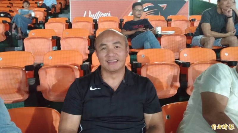 味全龍教練張泰山今天出現在台南球場看台上。（記者吳清正攝）