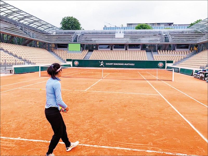 謝淑薇直接躋身法網會內舞台，圖為小薇在法網新蓋好的球場練球。（取自謝淑薇臉書）