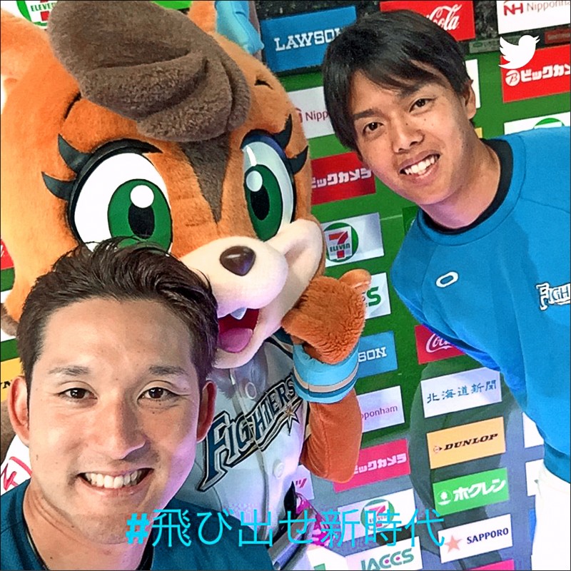 杉谷拳士（左）連兩打席以左、右打開轟，賽後與勝投杉浦稔大站上英雄舞台。（取自火腿推特）