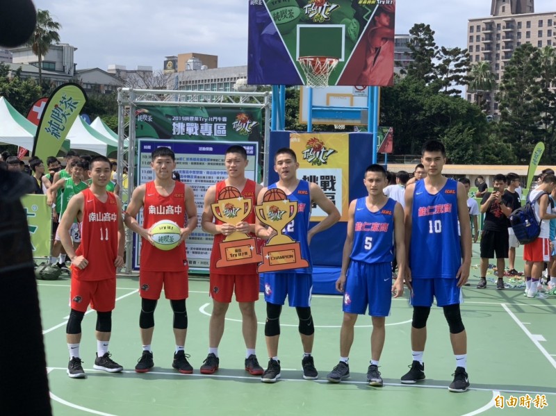能仁家商與南山高中再次對決。（記者吳孟儒攝）