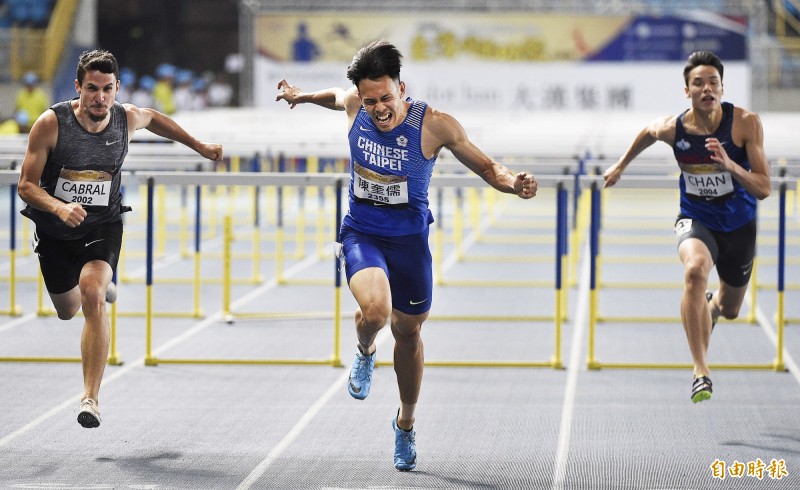 臺灣選手陳奎儒（右）奪冠。（記者陳志曲攝）