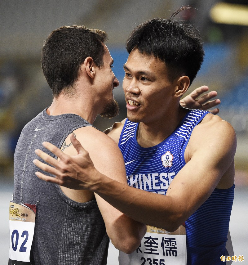 台灣選手陳奎儒賽後和對手擁抱致意。（記者陳志曲攝）