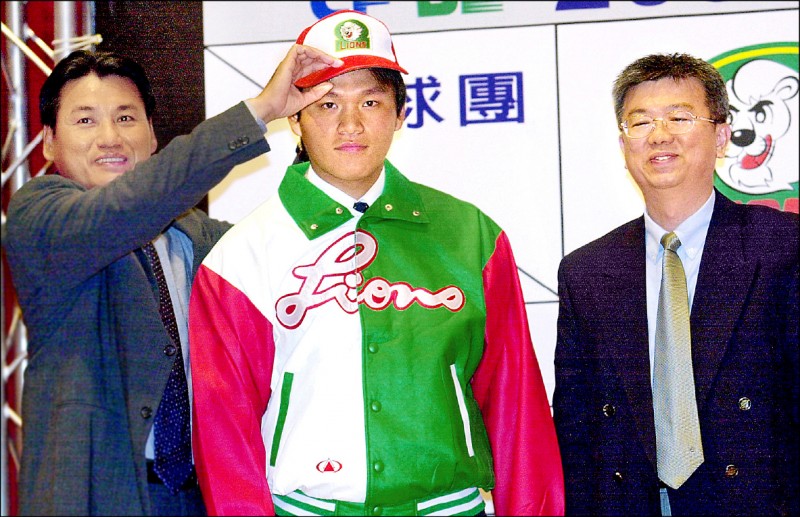 當年統一獅總教練謝長亨（左）「慧眼識英雄」，首輪第一順位選中潘威倫（中）。（資料照）