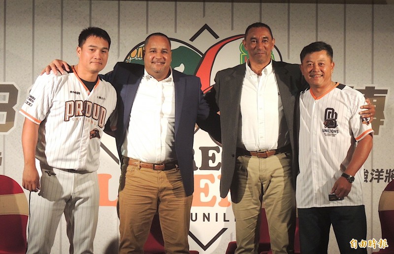 統一獅傳奇洋將布雷（左二）、王漢（右二）與老隊友高國慶（左一）和曾智偵（右一）相見歡。（記者郭羿婕攝）