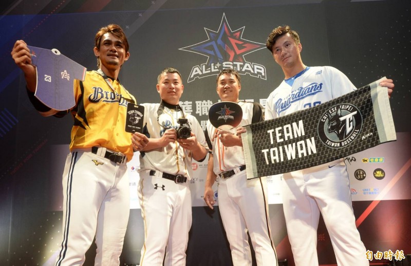 球星們號召球迷進場欣賞明星賽。（記者林正堃攝）