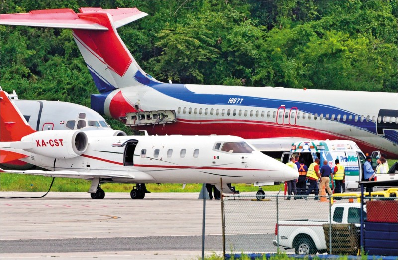 「老爹」歐提茲昨搭乘專機返回波士頓治療。(美聯社) 「老爹」歐提茲昨搭乘專機返回波士頓治療。(美聯社)