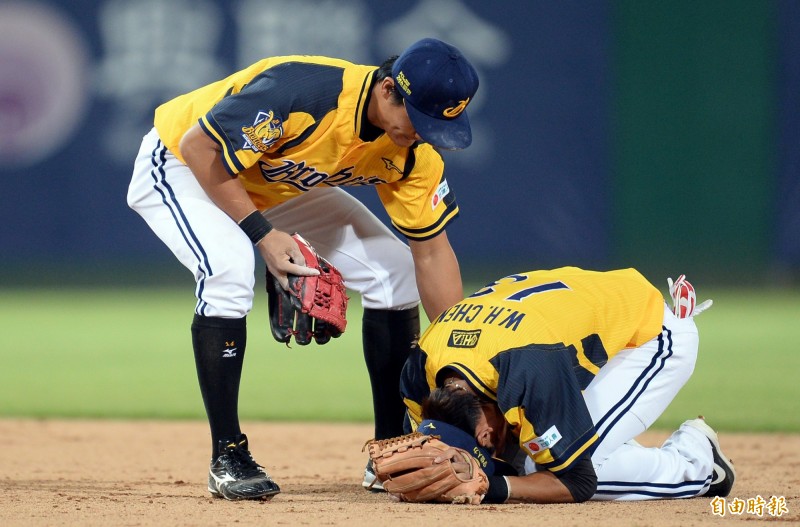 陳偉漢失誤造成失分，趴在場中難過不已。（資料照，記者林正堃攝）