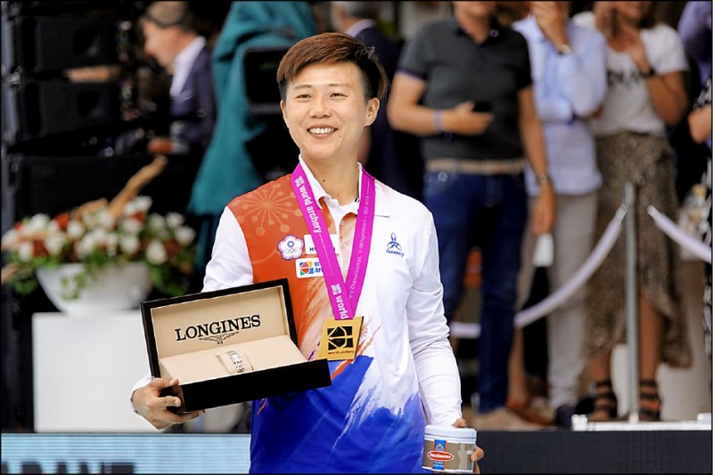 雷千瑩在反曲弓女子個人賽奪首金,改寫台灣隊史紀錄。
(教練林政賢提供) 雷千瑩在反曲弓女子個人賽奪首金,改寫台灣隊史紀錄。
(教練林政賢提供)
