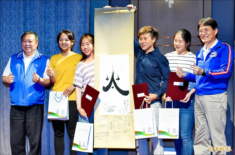 奧會主席林鴻道(左一)、體育署長高俊雄(右一)昨頒發榮譽狀給反曲弓女子團體賽金牌雷千瑩(右三)、譚雅婷(左三)、彭家楙(右二)、林佳恩(左二)。(記者廖振輝攝) 奧會主席林鴻道(左一)、體育署長高俊雄(右一)昨頒發榮譽狀給反曲弓女子團體賽金牌雷千瑩(右三)、譚雅婷(左三)、彭家楙(右二)、林佳恩(左二)。(記者廖振輝攝)