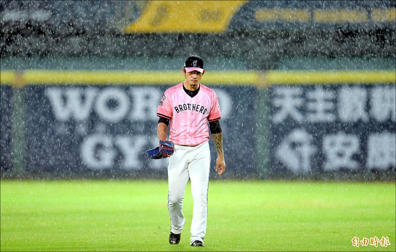中信兄弟昨在洲際棒球場與富邦悍將進行補賽，打完2局因為雨勢過大被迫延賽。（記者林正堃攝）