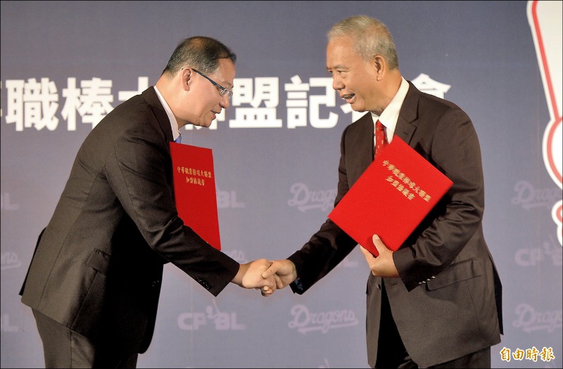 中職會長吳志揚(左)歡迎味全龍隊加入。(記者林正堃攝) 中職會長吳志揚(左)歡迎味全龍隊加入。(記者林正堃攝)