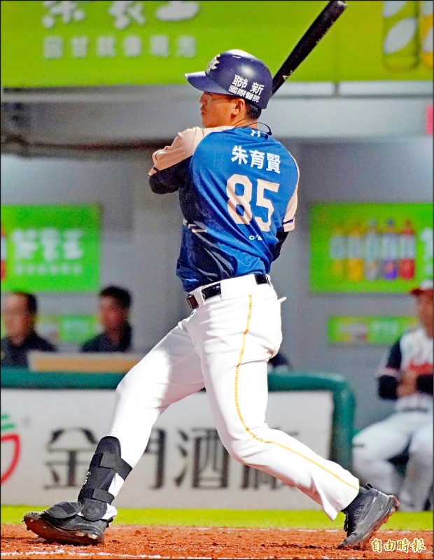 打擊4冠王朱育賢今年打出生涯年,是猿奪冠利器。(記者黃志源攝) 打擊4冠王朱育賢今年打出生涯年,是猿奪冠利器。(記者黃志源攝)