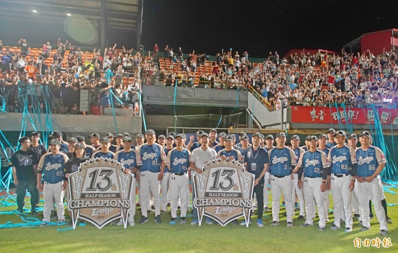 Lamigo桃猿勇奪連5季奪季冠軍。（記者黃志源攝）
