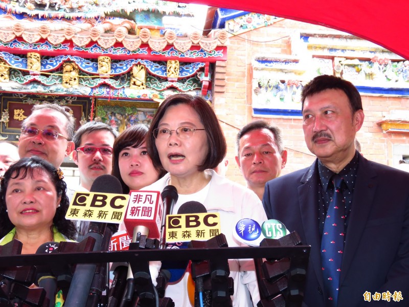 蔡英文總統今天早上赴三重先嗇宮參拜。（記者陳心瑜攝）