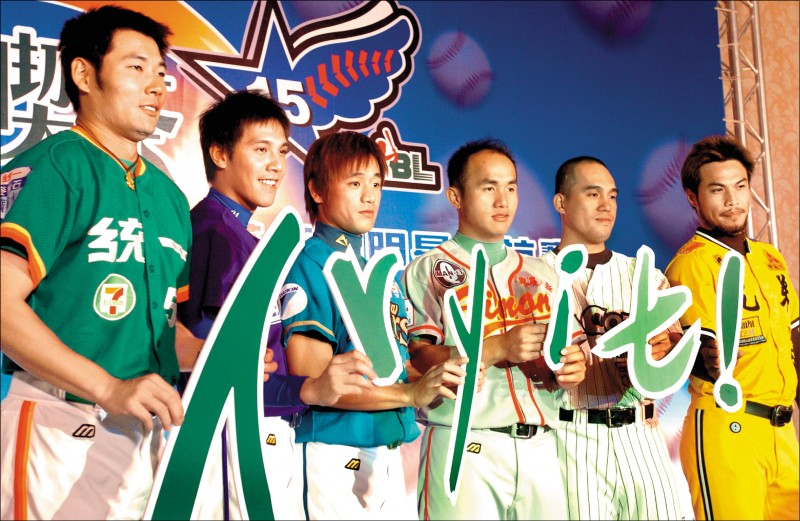 2003年兩聯盟合併，球季以6隊開打。（資料照）