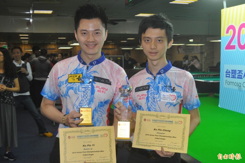 柯秉中（右）、柯秉逸包辦亞錦賽男子組前兩名。（記者許明禮攝）