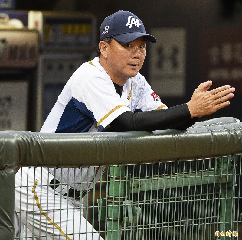 桃猿總教練洪一中二局上爭取重播判決，最後改判的雙殺對比賽結果有著深遠影響。（記者陳志曲攝）