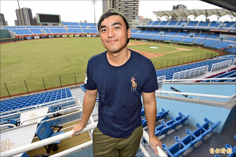 球迷常把朱育賢和獅隊的施子謙搞混。（記者陳志曲攝）