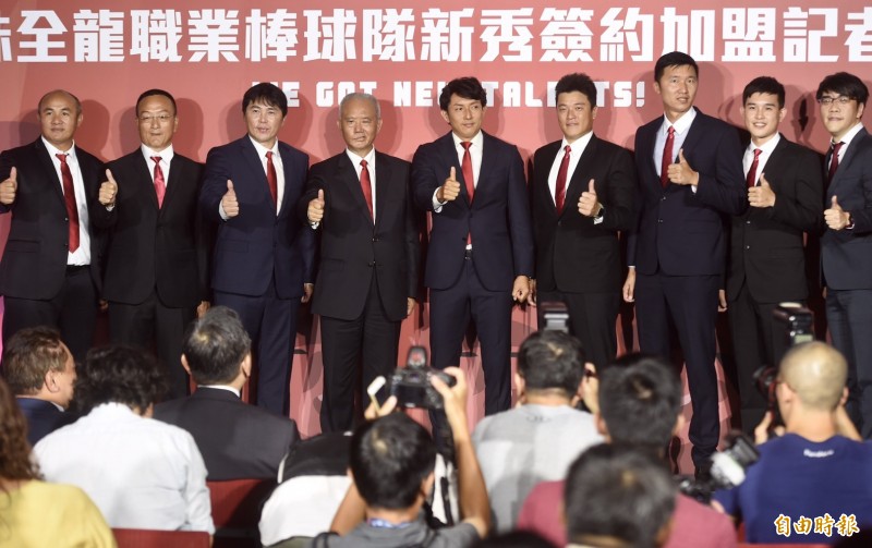 味全龍宣布網羅3名洋教練。（記者簡榮豐攝）