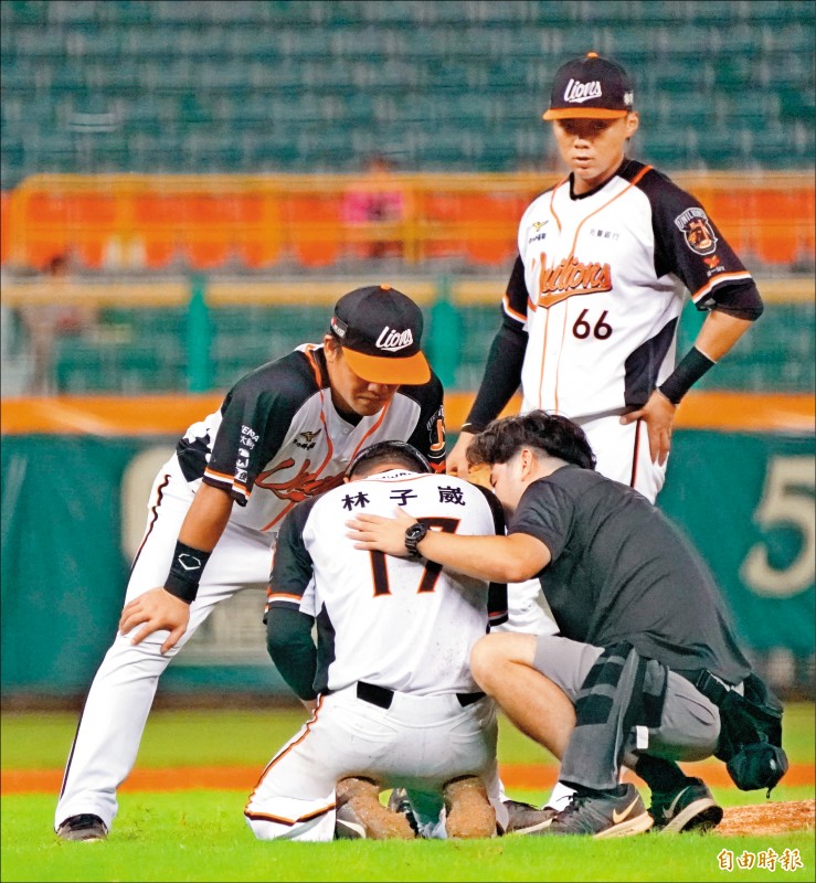 獅隊先發投手林子崴遭強襲球擊中退場。（記者黃志源攝）