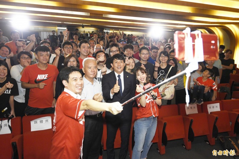 味全龍今天為38歲日籍球星川崎宗則舉辦球迷見面會，並和球迷們一起自拍。（記者陳志曲攝）