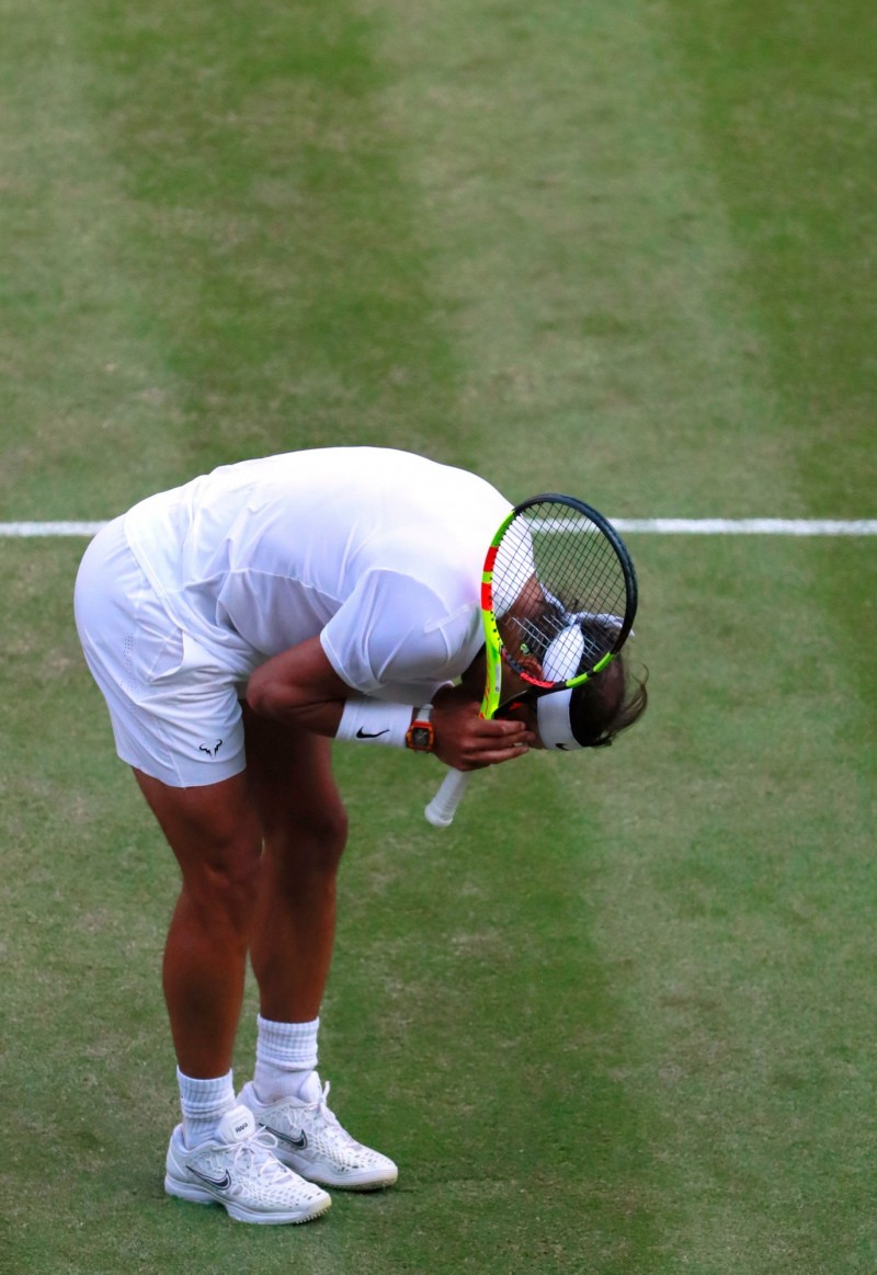 納達爾失誤後懊惱抱頭。（法新社）